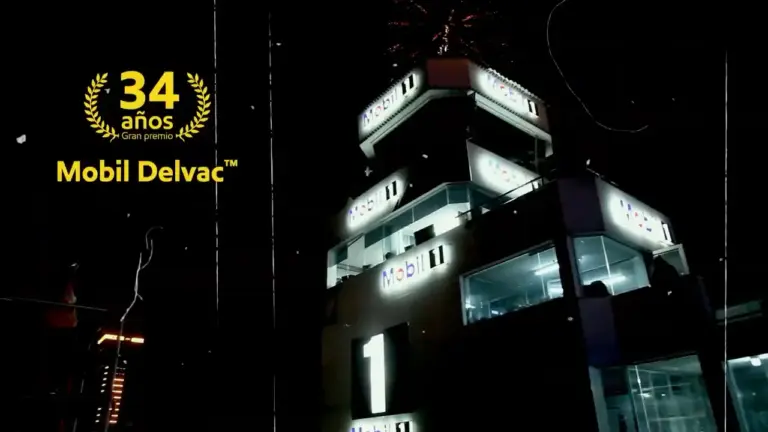 Edificio Mobil 1 iluminado por la noche, celebrando 34 años del Gran Premio Mobil Delvac.